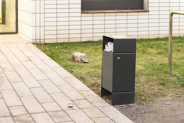 Caixas Lixo Quintal Uma Urna Transbordante Perto Entrada Prédio Apartamentos — Fotografia de Stock