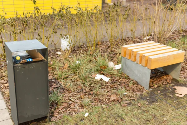 Papeleras Basura Patio Una Urna Desbordante Cerca Entrada Edificio Apartamentos —  Fotos de Stock