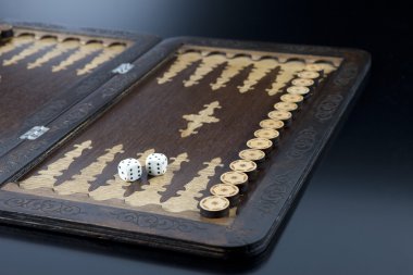 Boş zaman: Tavla cips ve üzerinde siyah izole zar ile