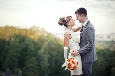 Genç gelin ve damat bir parkta duran