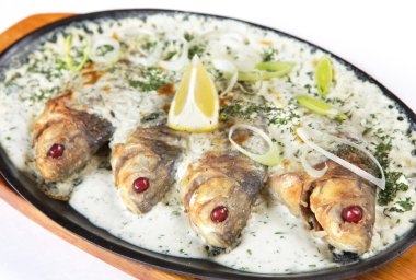 tatlı ekşi soslu ve ekşi krema, st önceden sarılmış kızarmış sazan
