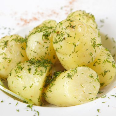 yeni patates dereotu ve tereyağı izole üzerinde beyaz kase haşlanmış