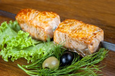 şiş kebap gelen siyah ve yeşil zeytin ve limon ile Somon