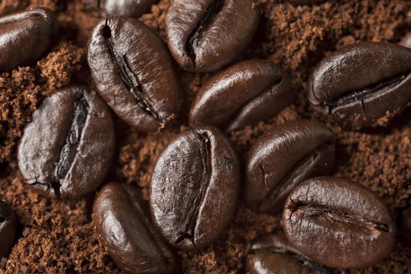 भाजलेल्या कॉफीच्या ढिगावर कॉफी बीन्स बंद करा. मॅक्र वर कॉफी बीन — स्टॉक फोटो, इमेज