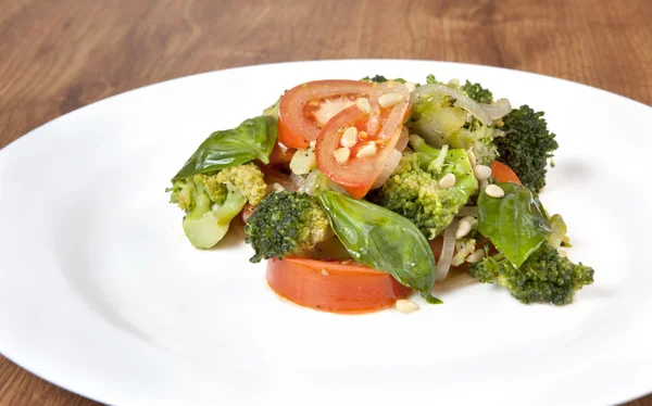 新鲜西兰花沙拉配生菜、 甜椒、 松仁、 托马 — 图库照片