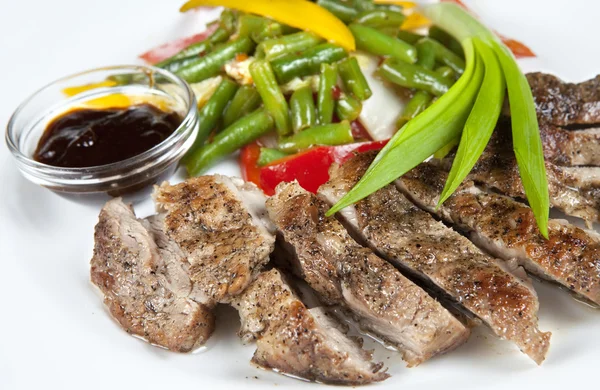 Medallions of veal with asparagus — Stock Photo, Image