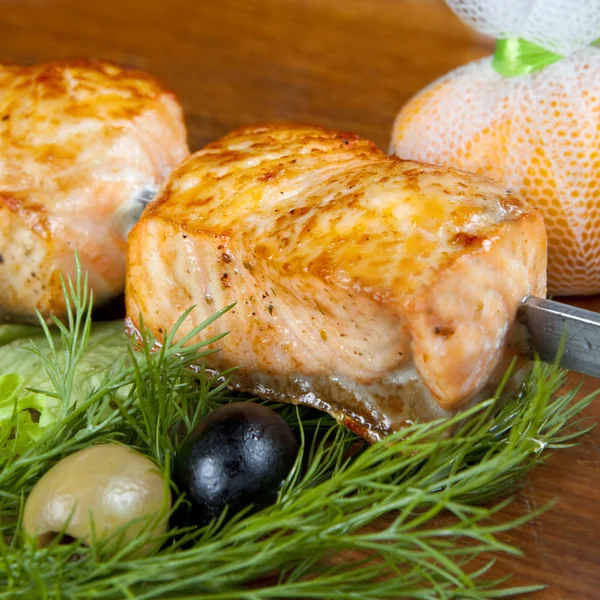 Shish kebab from a salmon with black and green olives and lemon- — Stock Photo, Image