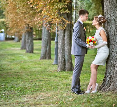 Gelin ve damat bir parkta duran