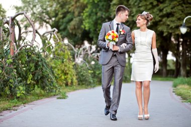 güzel gelin ve damat açık havada