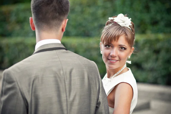 Weeding couple walking in the park — Stock Photo, Image