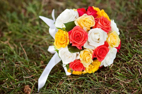 Wedding flowers - Wedding bouquet of yellow and white roses and — Stock Photo, Image