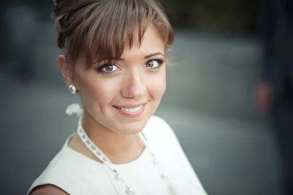 Portrait of beautiful young bride — Stock Photo, Image