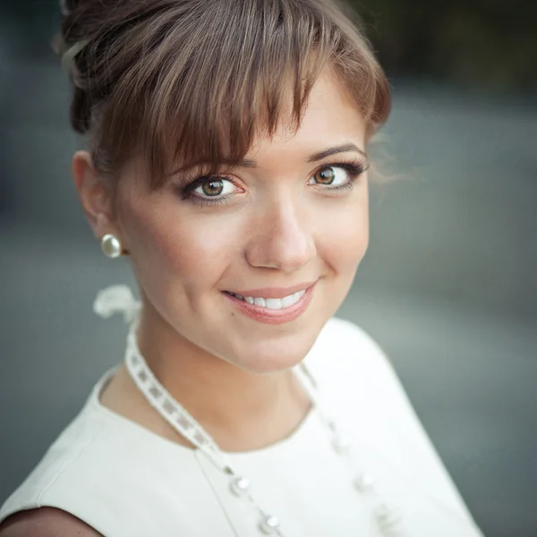 Portrait of beautiful young bride — Stock Photo, Image