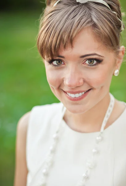 Portrait of beautiful young bride — Stock Photo, Image