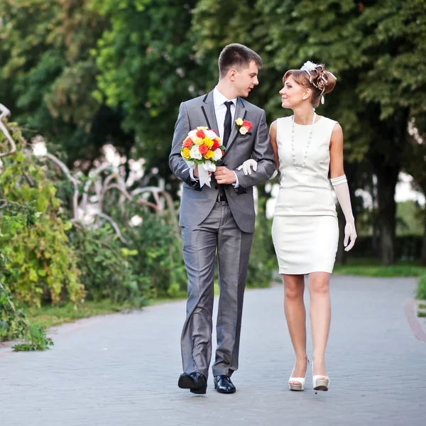 Güzel gelin ve damat açık havada — Stok fotoğraf