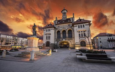 Günbatımında Eski Köstence Kasabası 'nda Ulusal Tarih ve Arkeoloji Müzesi ile Ovidiu Meydanı. Karadeniz kıyısındaki şehir. 