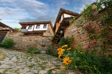 Otantik ondokuzuncu yüzyıl evleriyle Leshten Köyü, Blagoevgrad Bölgesi, Bulgaristan