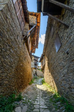 Bulgaristan 'ın Blagoevgrad Bölgesi, Otantik 19. yüzyıl evleriyle Kovaçevitsa köyü