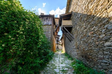 Bulgaristan 'ın Blagoevgrad Bölgesi, Otantik 19. yüzyıl evleriyle Kovaçevitsa köyü