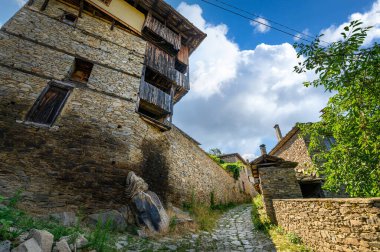 Bulgaristan 'ın Blagoevgrad Bölgesi, Otantik 19. yüzyıl evleriyle Kovaçevitsa köyü