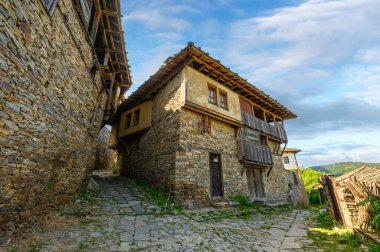 Bulgaristan 'ın Blagoevgrad Bölgesi, Otantik 19. yüzyıl evleriyle Kovaçevitsa köyü