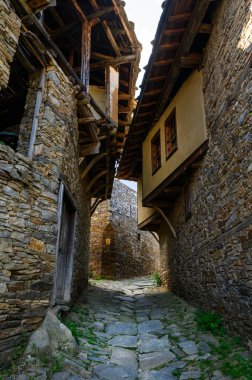 Bulgaristan 'ın Blagoevgrad Bölgesi, Otantik 19. yüzyıl evleriyle Kovaçevitsa köyü