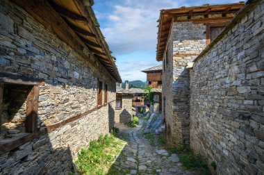 Bulgaristan 'ın Blagoevgrad Bölgesi, Otantik 19. yüzyıl evleriyle Kovaçevitsa köyü