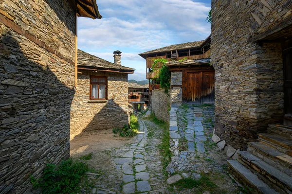 Bulgaristan 'ın Blagoevgrad Bölgesi, Otantik 19. yüzyıl evleriyle Kovaçevitsa köyü