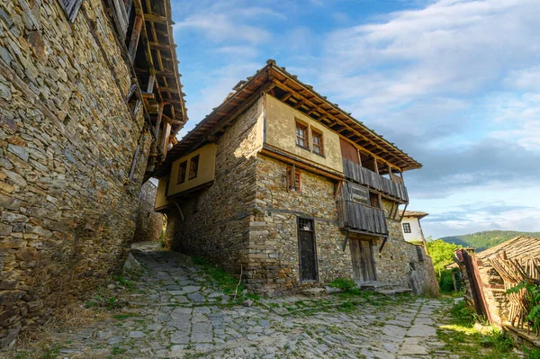 Bulgaristan 'ın Blagoevgrad Bölgesi, Otantik 19. yüzyıl evleriyle Kovaçevitsa köyü