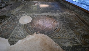 Filibe, Bulgaristan. Trakart Kültür Merkezi 'nin içi. İ.Ö. IV-4. yüzyıldan kalma Roma mozaikleri. Eski Filipinler 'de Eyrene' i inşa eden meskun bir peristyle antik mozaikler. 