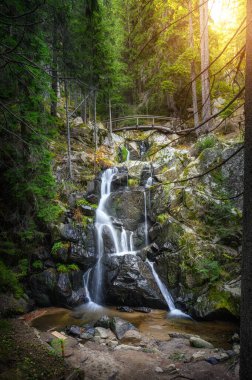 Kasak Şelalesi, Bulgaristan 'ın Kasak kasabası yakınlarındaki Rhodopes Dağı' nda. İnanılmaz sonbahar manzarası