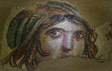 Gaziantep, Türkiye 'deki Zeugma müzesinde çingene kız mozaiği. Müze dünyanın en büyük mozaik koleksiyonlarından biridir. Zeugma antik şehri Büyük İskender tarafından kurulmuştur.