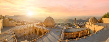 Mardin 'in Panoraması, Türkiye. Gün doğumunda eski şehirde. Görüntü: Zinciriye Madrasah.