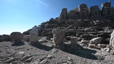 Türkiye 'nin Adiyaman kentindeki Nemrut Dağı' nın tepesindeki antik heykeller. UNESCO Dünya Mirası Alanı. Commagene mezarının kralı Antiochus..