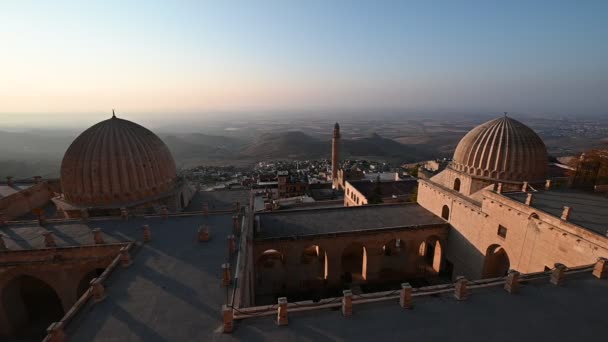马尔丁 土耳其 日出时分的古城 Zinciriye Madrasah视图 — 图库视频影像