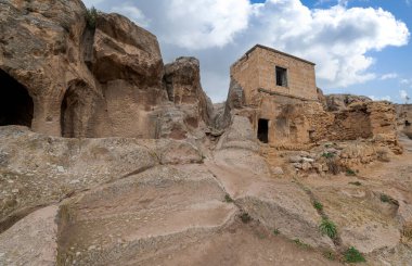 Gumusler Manastırı ve Türkiye 'nin Nigde kentindeki yeraltı mağarası. Merkez Anadolu, Kapadokya bölgesindeki Unesco Dünya Mirası.