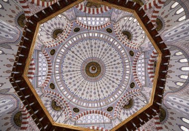 Adana, Hindi. Türkiye 'nin en büyük camilerinden biri olan Sabancı Merkez Camii' nin içi