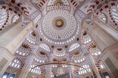 Adana, Hindi. Türkiye 'nin en büyük camilerinden biri olan Sabancı Merkez Camii' nin içi
