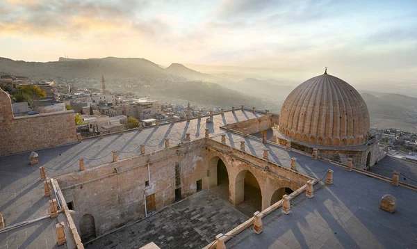 Mardin 'in Panoraması, Türkiye. Güneşin doğuşunda eski kasabada. Görüntü: Zinciriye Madrasah.