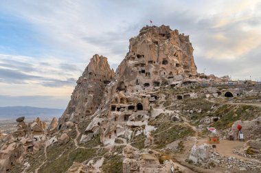 Uchisar Kalesi, Kapadokya, Türkiye 'de Goreme yakınlarındaki bir kasaba. Kapadokya manzarası ve vadisi antik kaya oluşumu ve mağaralarıyla.