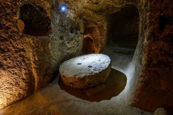 Kaymakli, Türkiye. Türkiye 'nin Kapadokya kentindeki antik çok katlı mağara kenti.