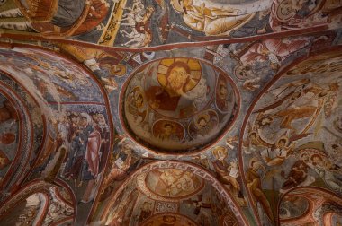 Goreme, Kapadokya - Nevsehir, Türkiye. Sandals ya da Carkl Kilise ile birlikte Goreme Açık Hava Müzesi 'nin içinde.. 