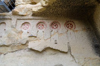 Goreme, Cappadocia 'daki Goreme Açık Hava Müzesi' ndeki bir mağara kilisesinin dekorasyonu. Nevsehir, Türkiye. Eski mağara kiliseleri ve kaya oluşumu.