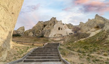 Goreme, Kapadokya 'daki Goreme Açık Hava Müzesi - Nevsehir, Türkiye. Eski mağara kiliseleri ve kaya oluşumu.