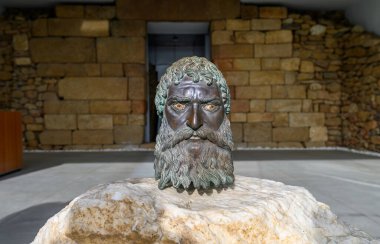 Kazanlak, Bulgaristan. Antik Trakya kraliyet mezarı Seuthes III, Golyama Kosmatka bir Trakya tepesidir. Kazanlak çevresindeki Gül Vadisi 'nde (UNESCO Dünya Mirası Alanı))