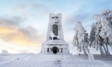 Shipka Anıtı (Türkçe: Özgürlük Anıtı), Bulgaristan 'ın Shipka kenti yakınlarındaki Stara Planina dağının Shipka zirvesinde yer alan anıtsal bir yapıdır. Topçu tüfeği karla kaplı.