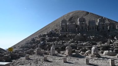 Türkiye 'nin Adiyaman kentindeki Nemrut Dağı' nın tepesindeki antik heykeller. UNESCO Dünya Mirası Alanı. Commagene mezarının kralı Antiochus..