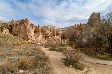 Zelve Open Museum, Goreme, Kapadokya, Türkiye. Mağara kasabası ve kaya oluşumlarında evler.