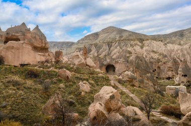 Zelve Open Museum, Goreme, Kapadokya, Türkiye. Mağara kasabası ve kaya oluşumlarında evler.