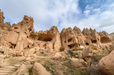 Zelve Open Museum, Goreme, Kapadokya, Türkiye. Mağara kasabası ve kaya oluşumlarında evler.